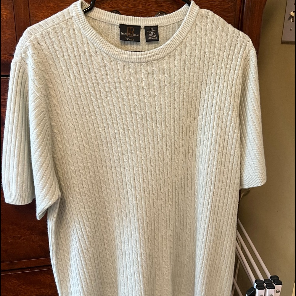 Sweater: short sleeve.